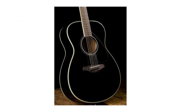 Yamaha FS820 Black: 2